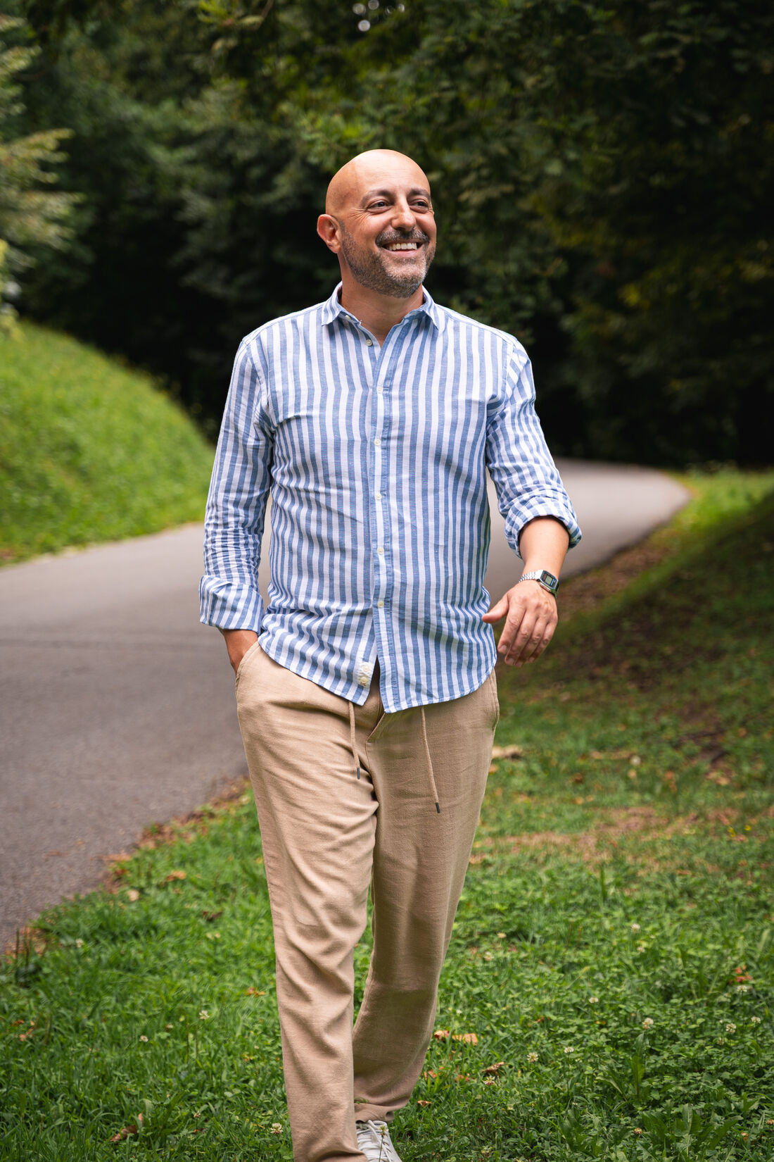 Francesco Tisano cammina lungo un sentiero